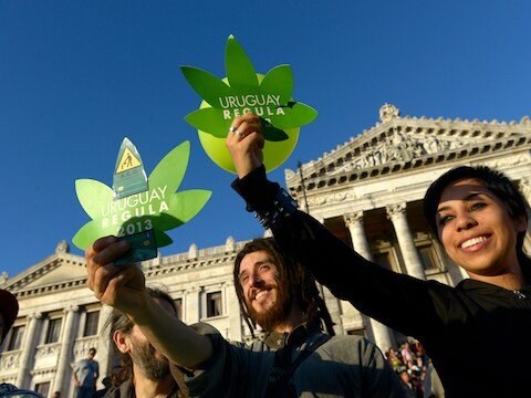 Voorstanders van de vrije verkoop van marihuana voor het Congresgebouw in de Uruguayaanse hoofdstad Montevideo.