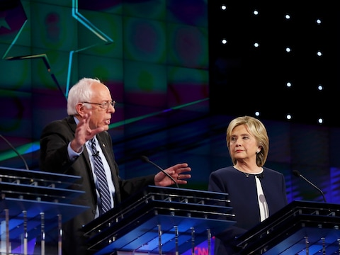 De Democratische presidentskandidaten Bernie Sanders (links) en Hillary Clinton.