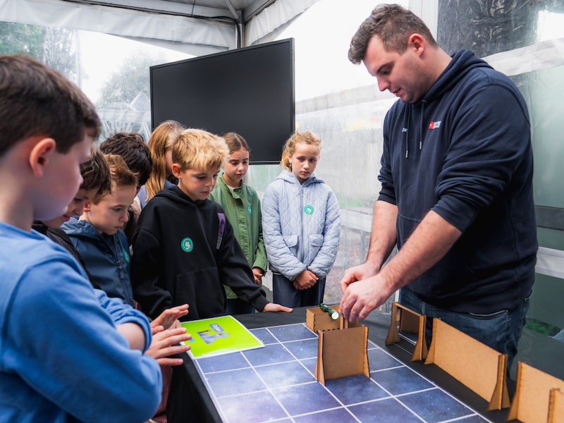 STEM on Wheels laat 1.000 Limburgse leerlingen kennismaken met de wetenschap van de Einsteintelescoop