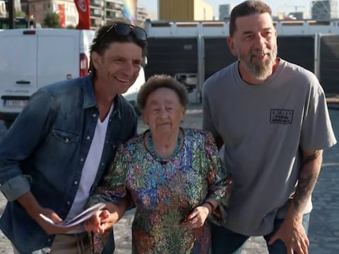 Simonne (100) ging met veel plezier op de foto met Koen en Kris Wauters.