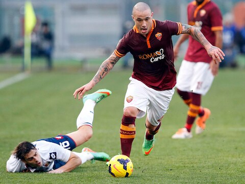 Radja Nainggolan troeft Emanuele Calaio van Genoa af.