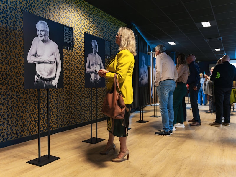 Borstkanker treft ook mannen: fototentoonstelling in Kontich toont hun verhalen en littekens