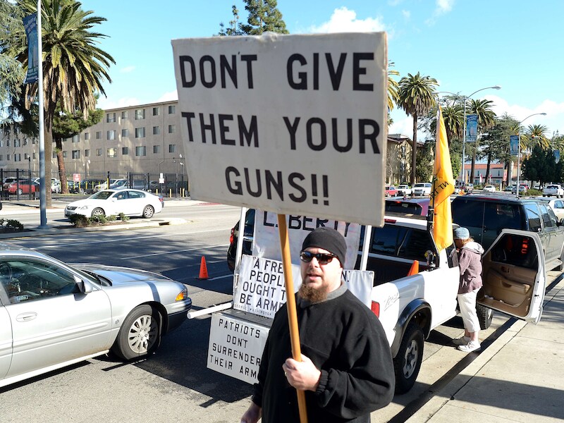 Een wapenactivist die protesteert tegen het 'GunBuyback' programma in Los Angeles.