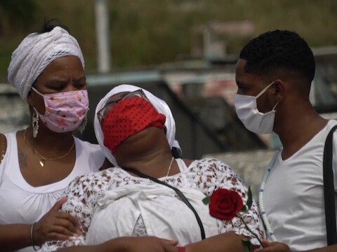 Braziliaanse familie aan het graf van een verpleegster die overleed aan Covid-19.