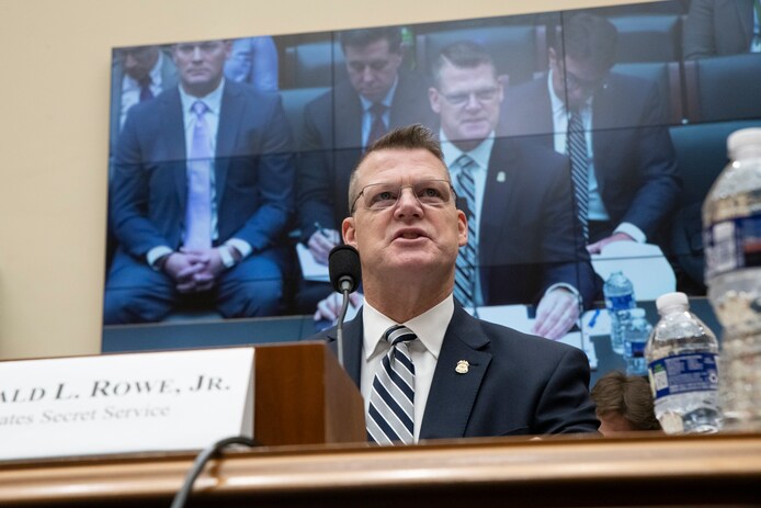 KIJK. Baas Secret Service en congreslid krijgen knallende ruzie tijdens ...