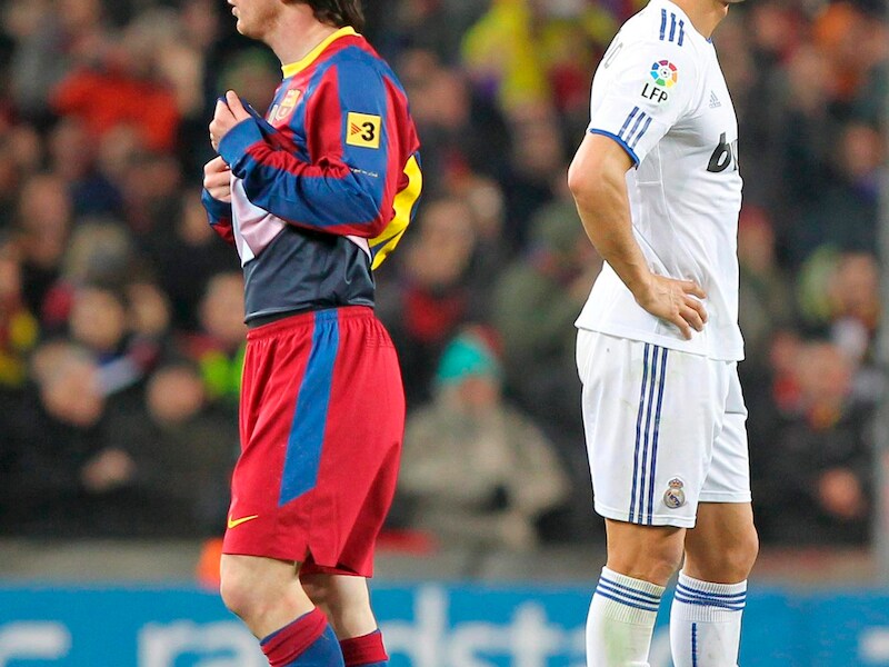 Messi en Ronaldo staan lijnrecht tegenover elkaar.