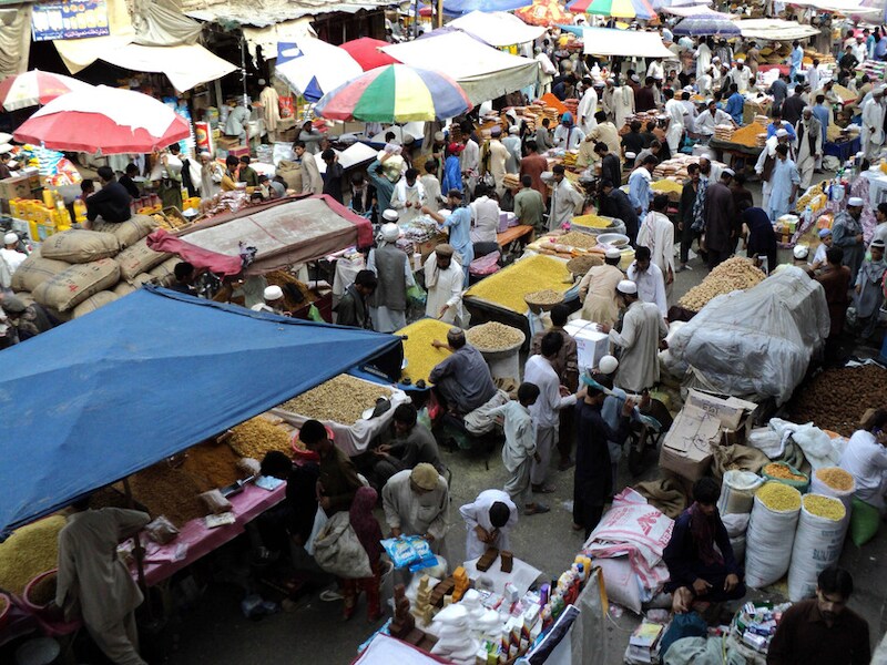 Een drukbezochte markt in Afghanistan