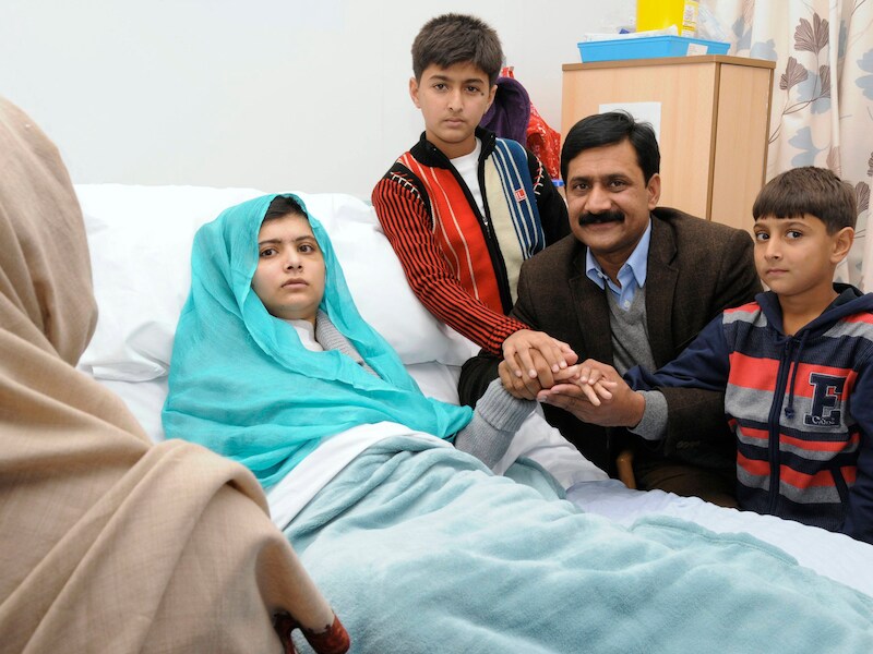 De 15-jarige Malala bekomt van de aanslag op haar leven in de Britse stad Birmingham.