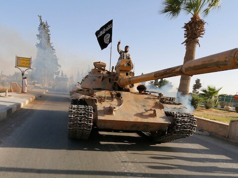 Een militant van de Islamistische Staat (IS) in de Sryische stad Raqqa.
