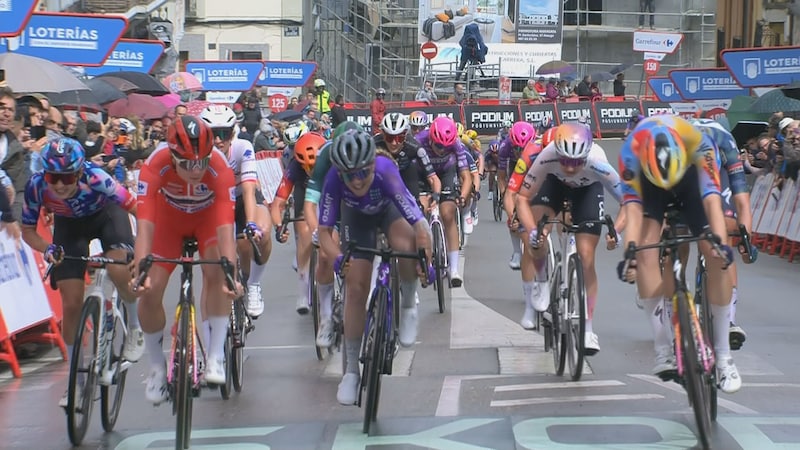 Dit was ons droomscenario”: Lotte Kopecky houdt zich in in sprint en laat  ploeggenote Mischa Bredewold winnen | Sport | HLN.be