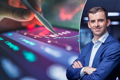 https://images.hln.be/N2Q1ZWEwZjQwMjg1Mzg2Zjk2ZDIvZGlvLzI3MDE5Mzg2NC9maXQtd2lkdGgvNDAw/collaborative-business-with-ai-scenario-showing-active-use-of-financial-apps-and-hybrid-devices-for-data-monitoring-portfolio-evaluation-and-stock-market-planning-great-for-multi-platform-finance-fintech-workflow-and-investor-tools