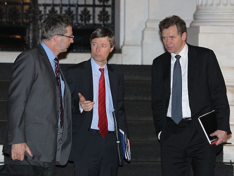 Klaus Masuch (Europese Centrale Bank), Poul Thomsen, (hoofd IMF Griekenland) en Matthias Mors (Europese Commissie) na meeting met Lucas Papademos