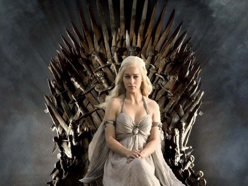 Daenerys van Huis Targarian op de troon in Game of Thrones.