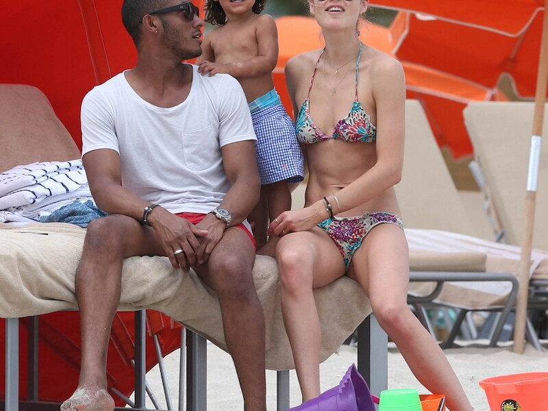 Doutzen met man Sunnery en zoon Phyllon op het strand van Miami