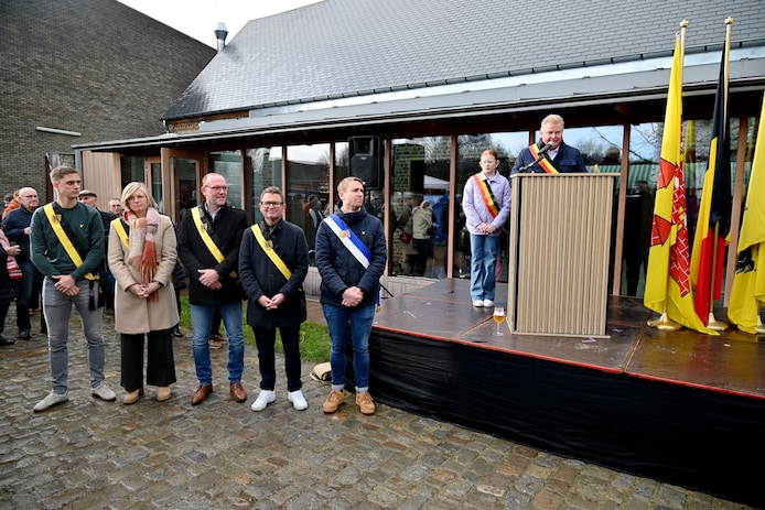 Stadsbestuur en inwoners van Oudenburg toosten op 2025 | Oudenburg | hln.be