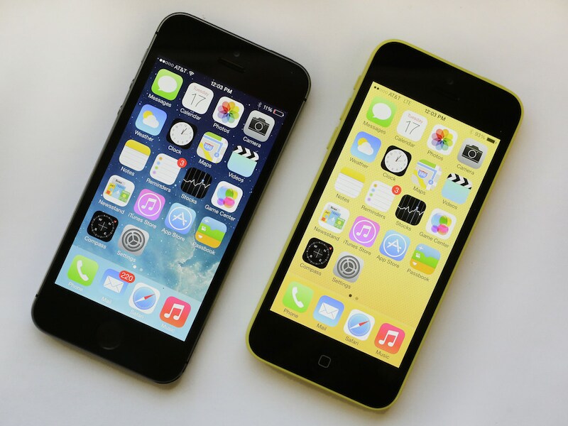 De nieuwe iPhone 5s (links) en de iPhone 5c, in het geel.