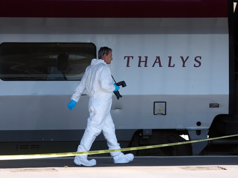 Een lid van het forensisch team onderzoekt in het station van Arras de Thalyswagon waar Ayoub el Khazzani werd overmeesterd. (Archieffoto 22 augustus 2015)