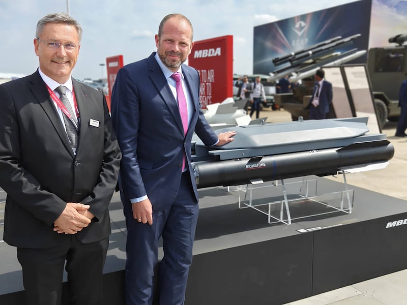 Theo Francken (rechts) en Éric Béranger, de CEO van het Europese bedrijf MBDA dat de Brimstone-missiles leverde.