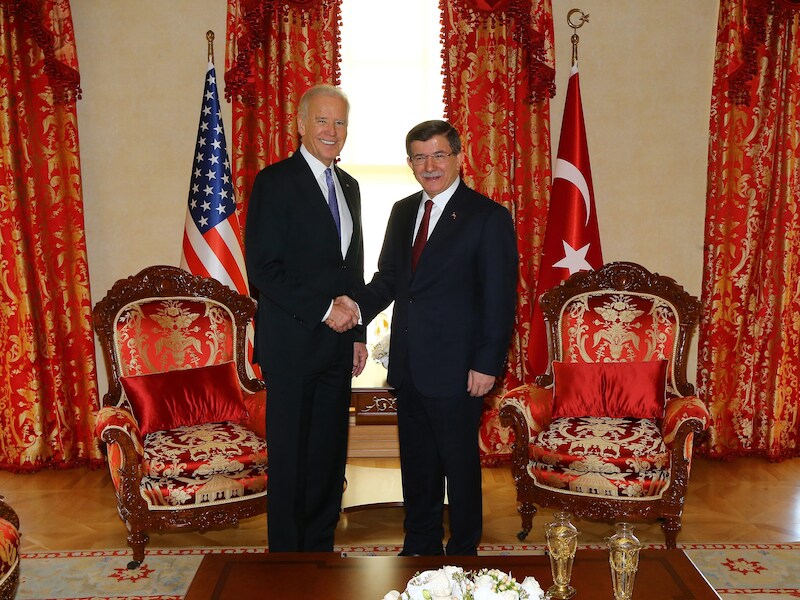 De Amerikaanse vicepresident Joe Biden en de Turkse premier Ahmet Davutoglu.