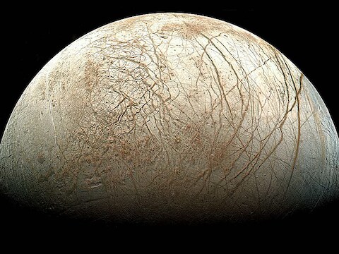 Het ijsoppervlak van Europa zit vol scheuren en barsten, maar is een van de meest egale uit het zonnestelsel
