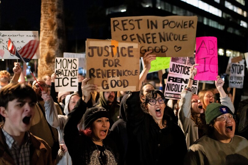 Personas durante una marcha de protesta el día después del tiroteo fatal que mató a Renee Nicole Good. 