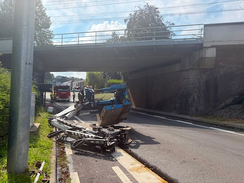 De brandweer kwam ter plaatse in de Peter Benoitstraat in Vichte, waar een oplegger met kraan tegen een brug botste.