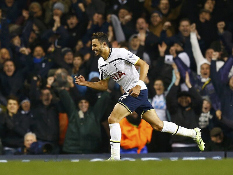 Nacer Chadli bekroonde zijn geweldige partij met de vijfde treffer van 'The Spurs'. De Rode Duivel zit nu al aan zeven goals.