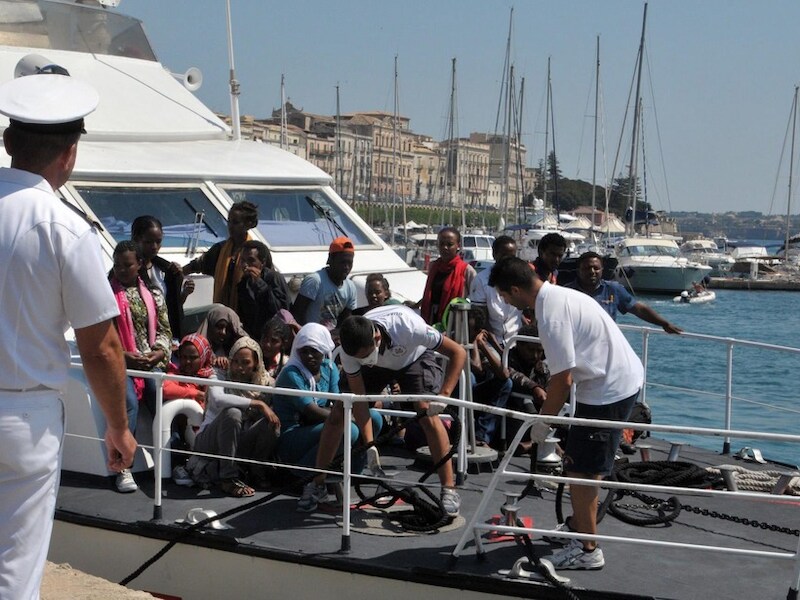 Archiefbeeld van vluchtelingen voor de kust van Malta.
