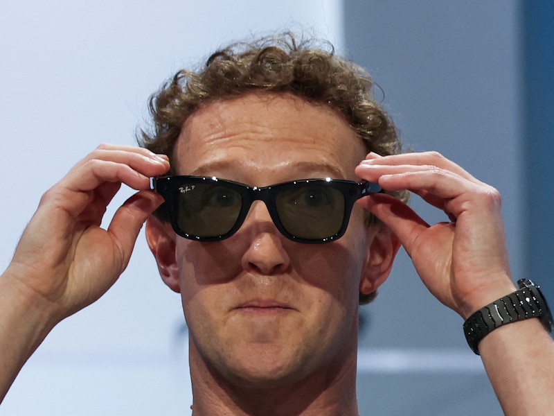 Meta-CEO Mark Zuckerberg past de Meta-smartbril.