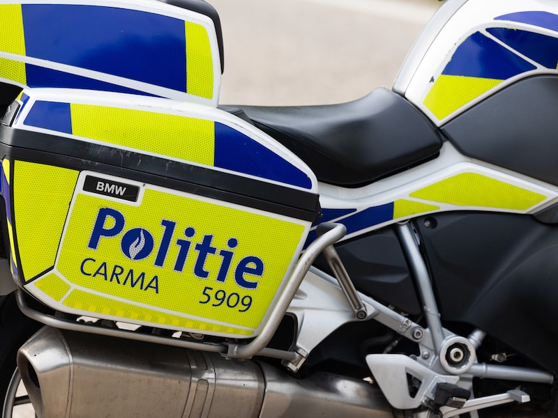 Vrouw (54) gewond nadat auto tegen verkeerslicht botst in Houthalen-Helchteren