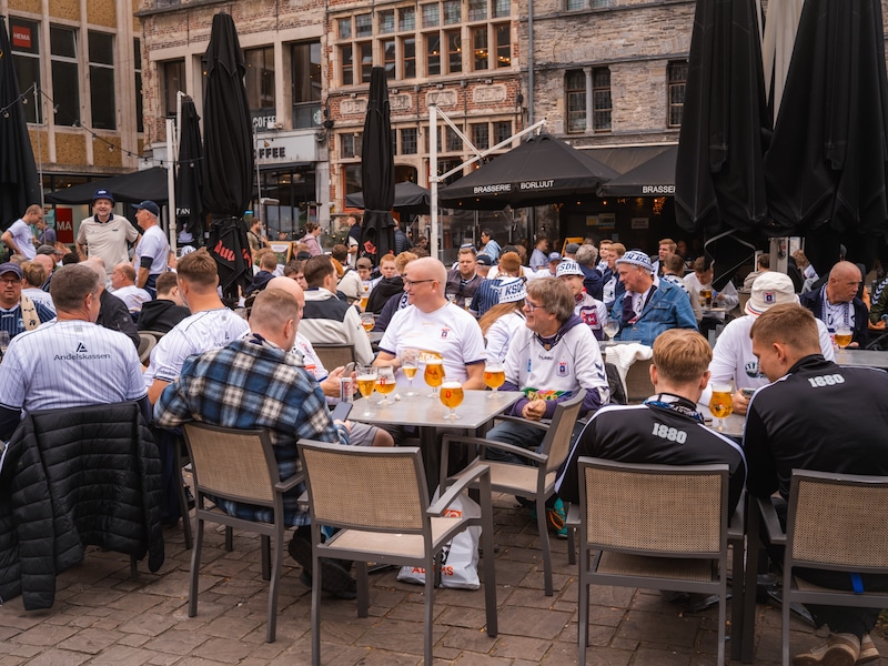 Deense supporters palmen Gentse Korenmarkt in.