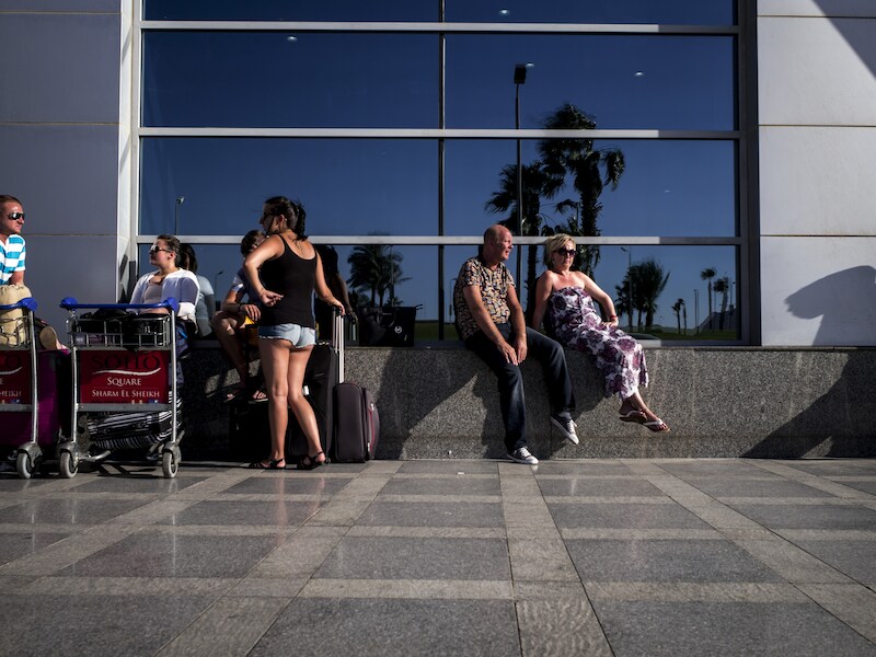 Gestrande toeristen vandaag aan de luchthaven van Sharm-el-Sheikh.