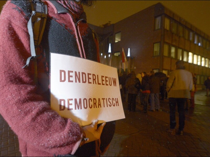 Sympathisanten van onder meer BBTK demonstreren aan het gemeentehuis van Denderleeuw tegen het doorbreken van het cordon sanitaire.