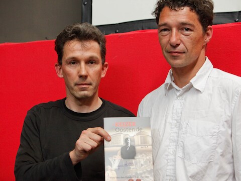 Journalisten Luc Pauwels and Wim Van den Eynde poseren met hun boek 'De Keizer van Oostende' waarin Johan Vande Lanotte (sp.a-vicepremier) in opspraak wordt gebracht.