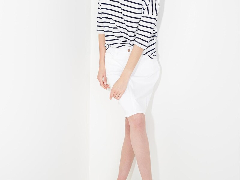 Nu koop je een marineblouse tegen 30 procent korting bij JBC.be. Een wit rokje zorgt voor een extra zoemrs effect.