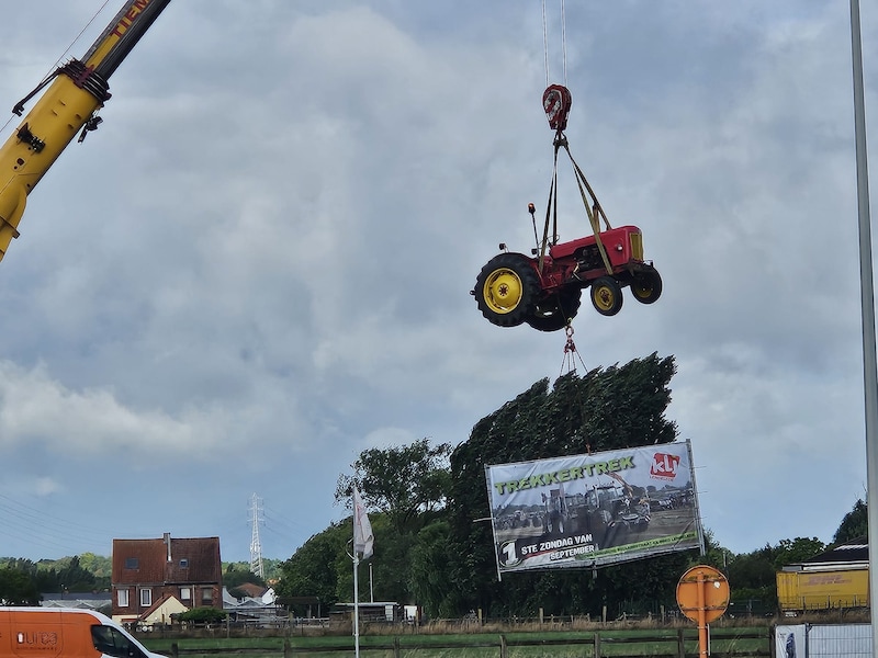 Bengelende tractor is promostunt voor eerste Trekkertrek van KLJ Lendelede