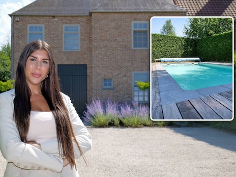 Vastoedmakelaar Larissa Fluder leidt ons rond in de knappe villa met zwembad in Kuringen bij Hasselt.