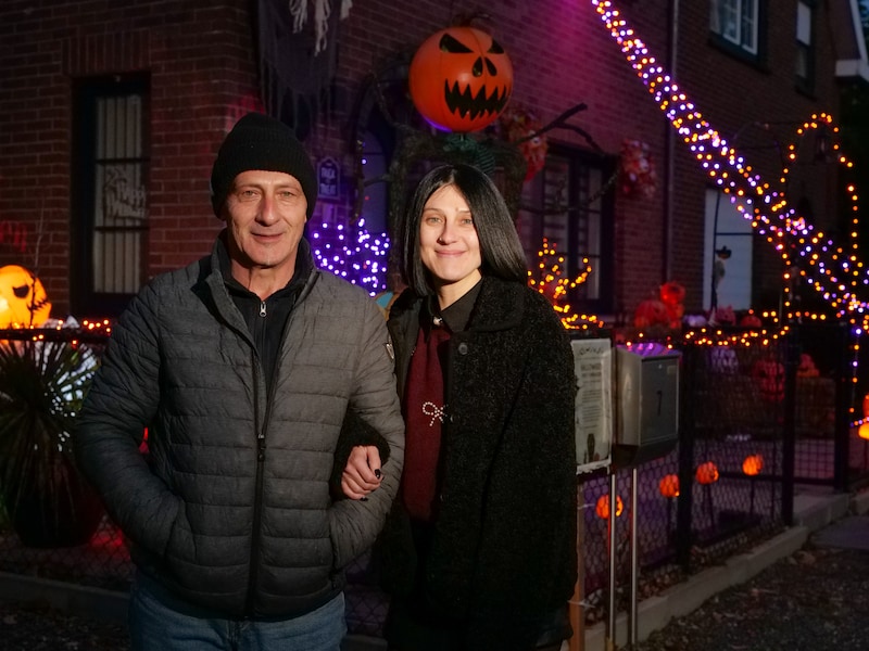 Giuseppe en Oriana aan hun griezelhuis in de Negenhuizenstraat in Genk.