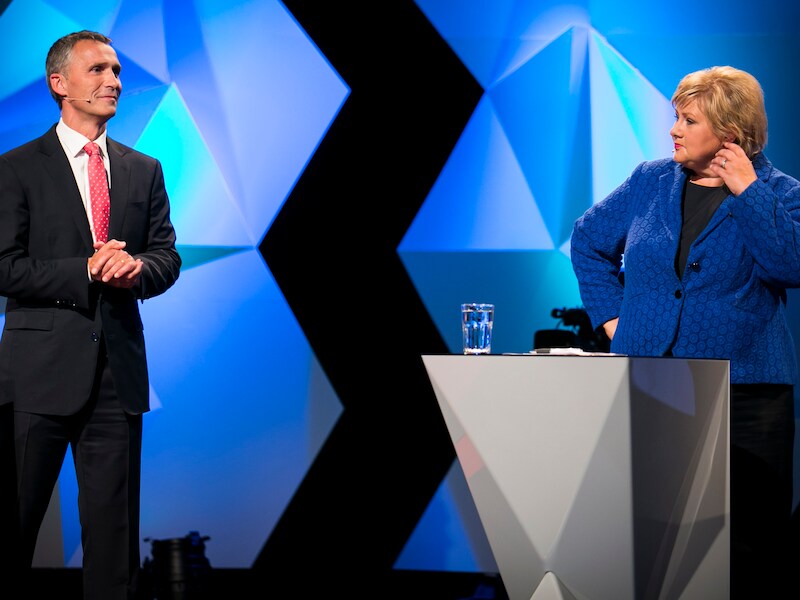 Oppositieleider Erna Solberg (rechts) vrijdga in een tv-debat met premier Jens Stoltenberg.