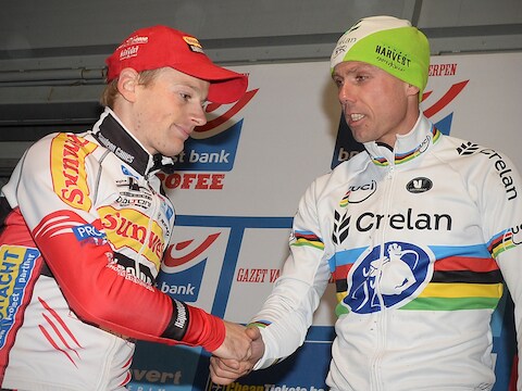 Pauwels drukt de gevallen Nys (voorzichtig) de hand.