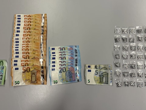 Een anonieme patrouille van politiezone HEKLA kon een 22-jarige verdachte op heterdaad betrappen in de Kapelstraat in Hove, waar hij met 61 zakjes cocaïne en 1.200 euro cash uit een taxi stapte.