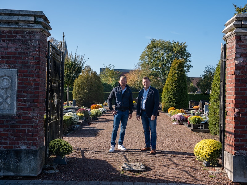 Burgemeester Lieven Huys en schepen van begraafplaatsen Yves Bracke