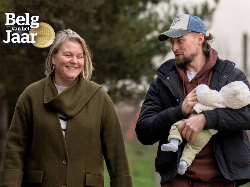 Charlotte Avonts en Jeffrey Yzewyn met zoontje Santiago in de armen.
