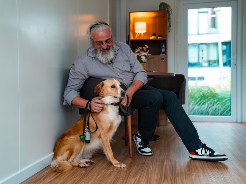 Dierenliefhebber Marco en zijn trouwe viervoeter Amélie gaven vandaag de eerste knuffels in de Tuinkamer.