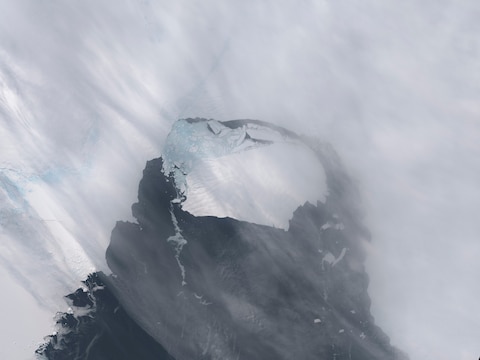 Een deel van de Pine Island gletsjer op satellietbeelden van NASA uit november 2013.