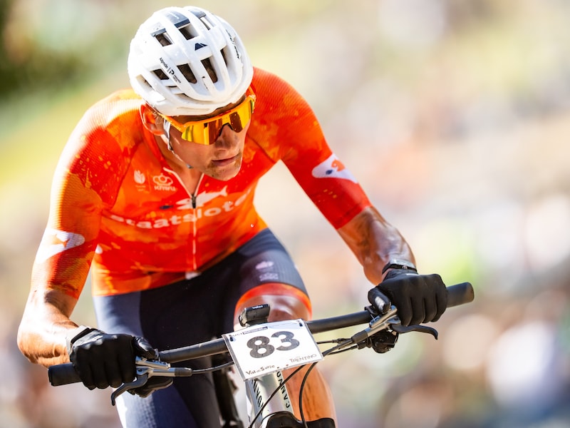 “Ik had geen power in de benen”: Mathieu van der Poel pas 30e op WK mountainbike, Tom Pidcock triomfeert
