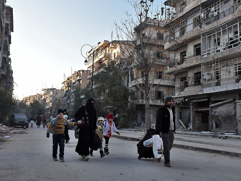 Syrisch gezin op de vlucht in het oostelijk deel van Aleppo.