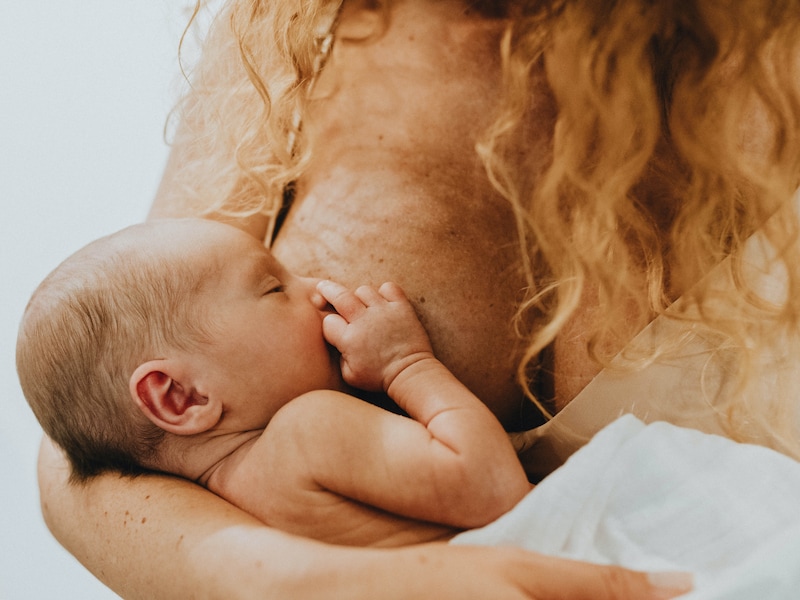 “Krijg je er hangborsten van?” Meer Vlaamse mama’s geven borstvoeding: experts beantwoorden 13 lezersvragen