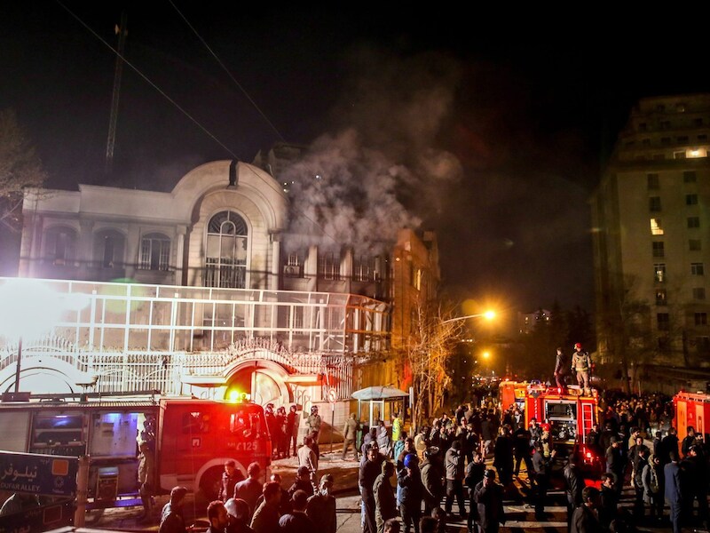 Boze Iraniërs bestormden zaterdag de ambassade van Saoedi-Arabië in Teheran.
