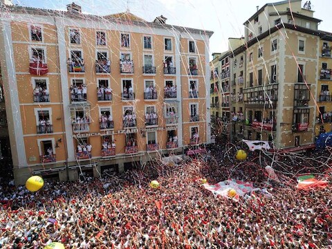 Pamplona rekent jaarlijks op 1 miljoen kijklustigen tijdens dit negen dagen durende spectakel.